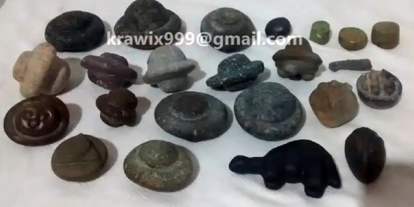 Каменные фигурки, найденные в саркофаге